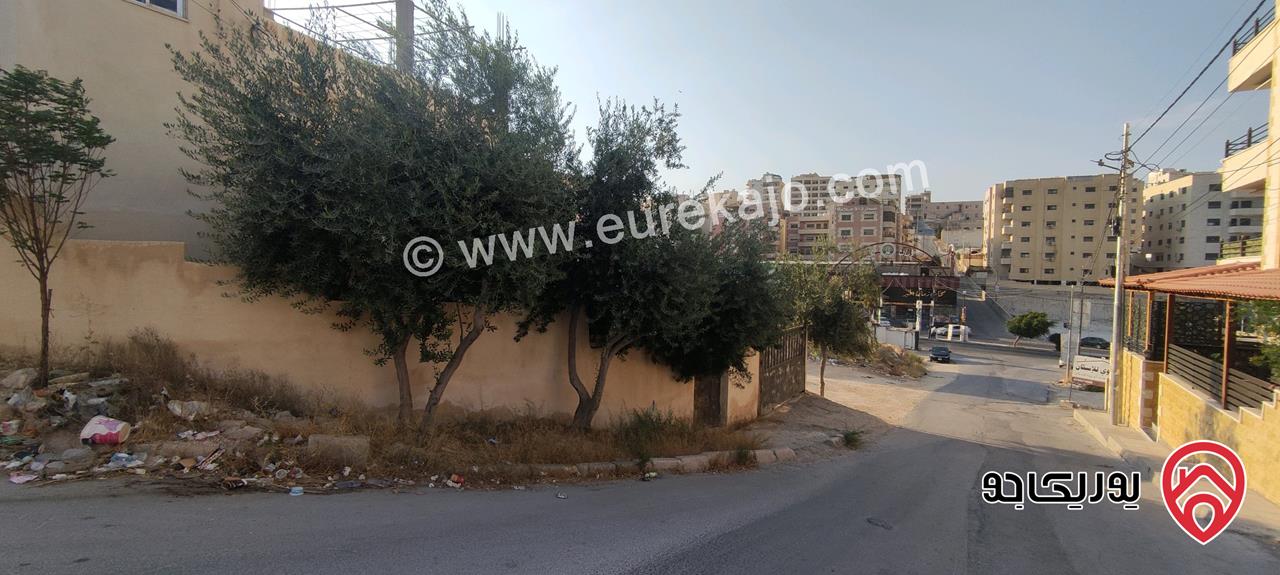 بيت طابقين مساحة 330م على أرض 380م للبيع في الزرقاء - شارع الكرامة