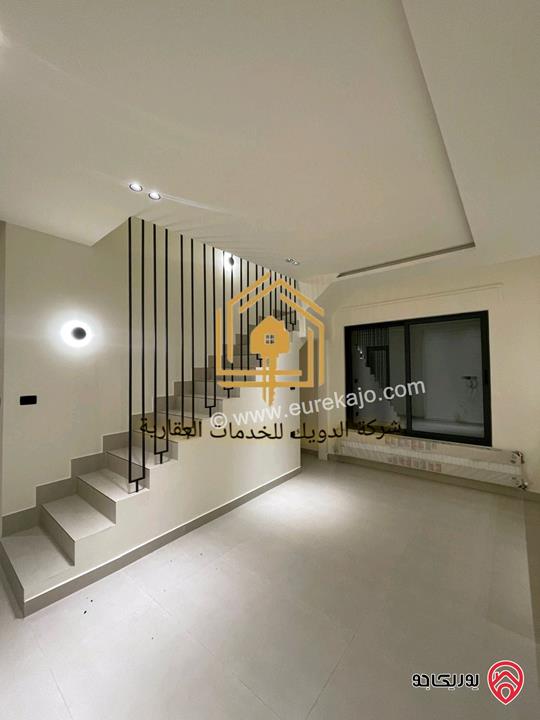 شقة فارغة طابق ثالث دوبلكس مساحة 230م للايجار في عمان - حي الصحابة 