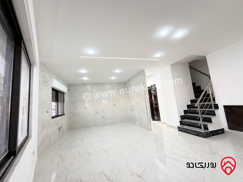 شقة طابق ثالث مع روف مساحة 210م للبيع في عمان - طبربور