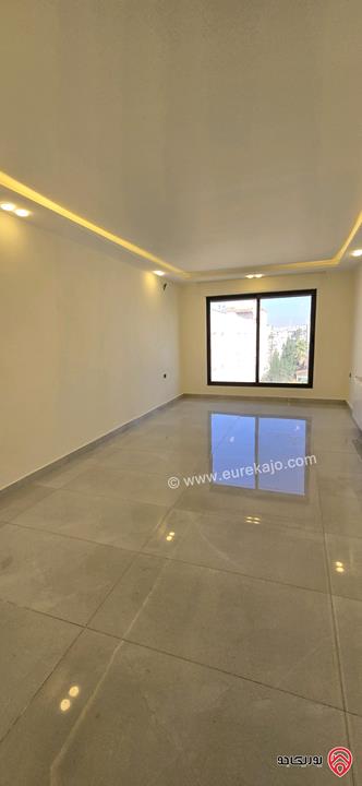 شقة طابق اخير مع روف مساحة 194م للبيع في عمان - الجندويل 