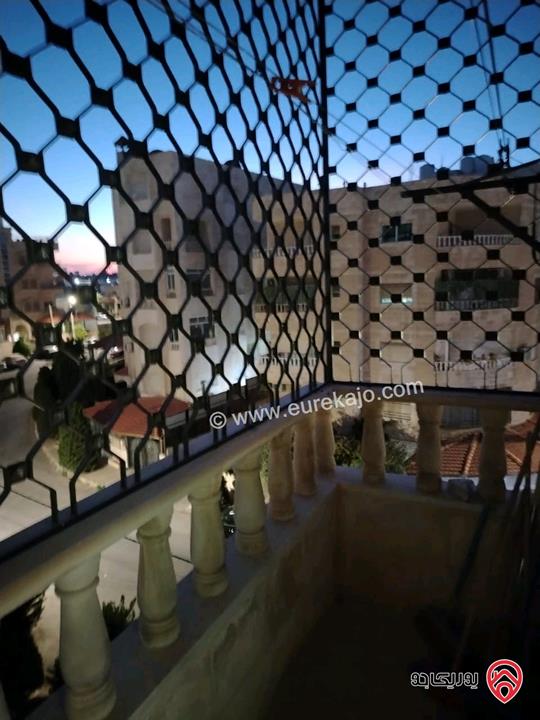 شقة مميزة طابق ثالث مع مصعد مساحة 125م للبيع في عمان - ضاحية الاستقلال بجانب مسجد عثمان بن عفان قريبة من جميع الخدمات ومطلة  