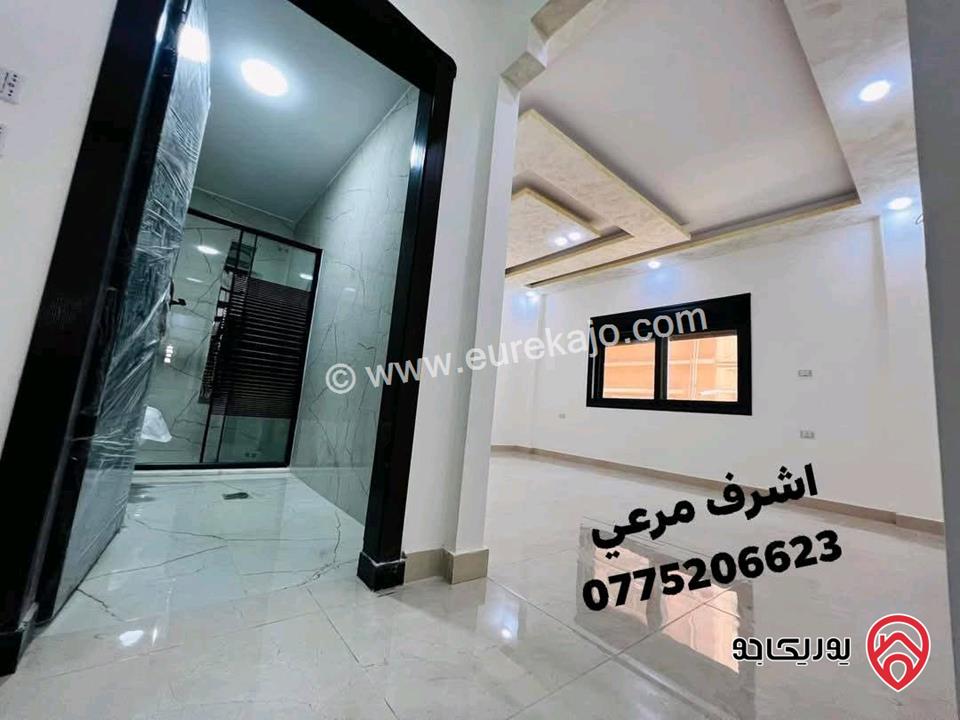 شقة طابق ثالث وروف مساحة 200م وترس لم تسكن للبيع في الزرقاء الجديدة