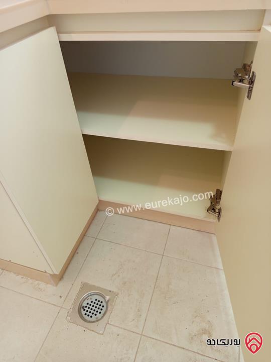 شقة أرضية مجددة مساحة 91م داخلي و 75م خارجي للبيع في الفحيص