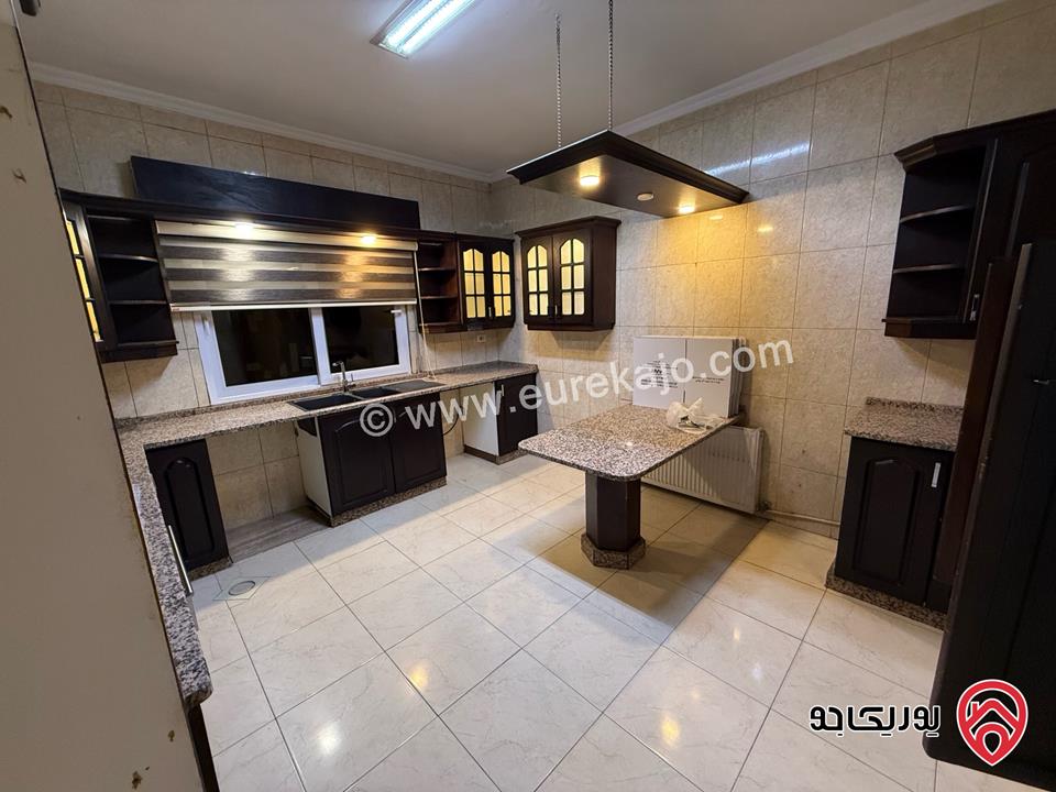 شقة مساحة 170م طابق ثاني مع مصعد عمارة هادئة عائلات للإيجار  في عمان - دير غبار