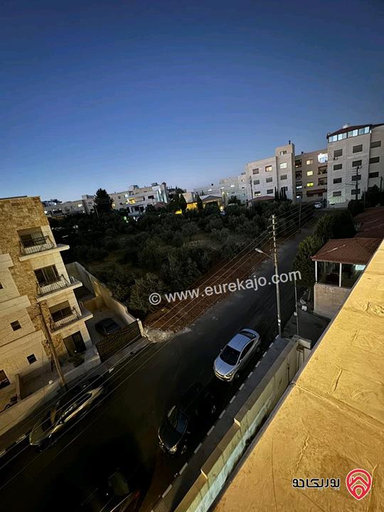شقة طابق ثالث مساحة 145م مع رووف 54م للبيع في عمان - الجبيهة 