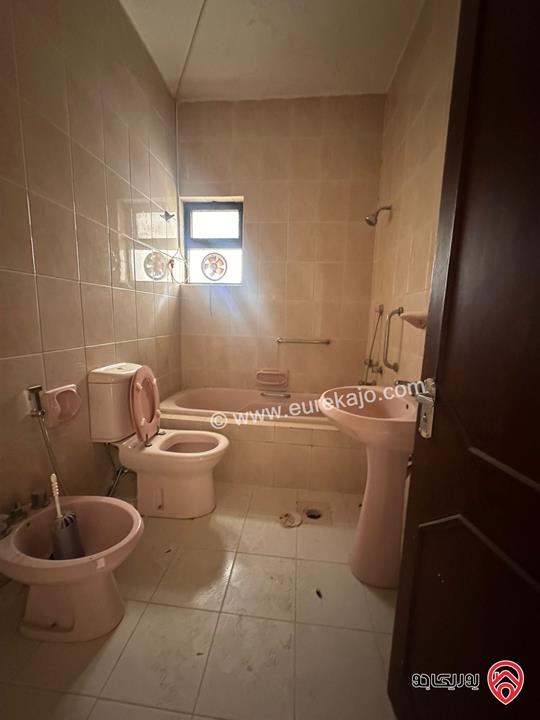 شقة طابق ثالث مساحة 300م للايجار في عمان - خلدا