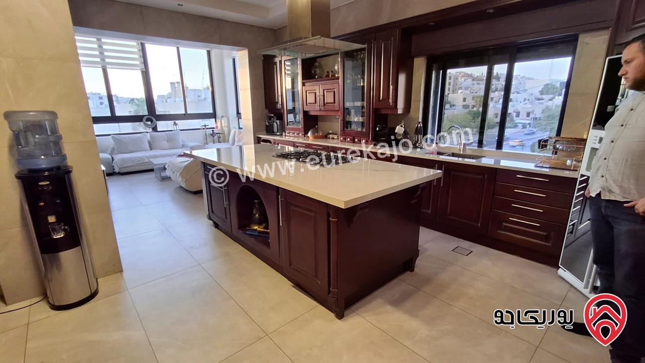 شقة فاخرة مفروشة طابق أخير مع روف مساحة 300م للايجار في عمان - الرابية