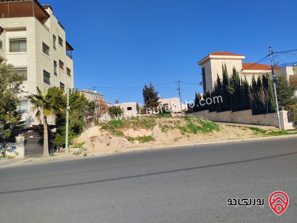  ارض مساحة 385م على ثلاثة شوارع للبيع في عمان - ربوة عبدون