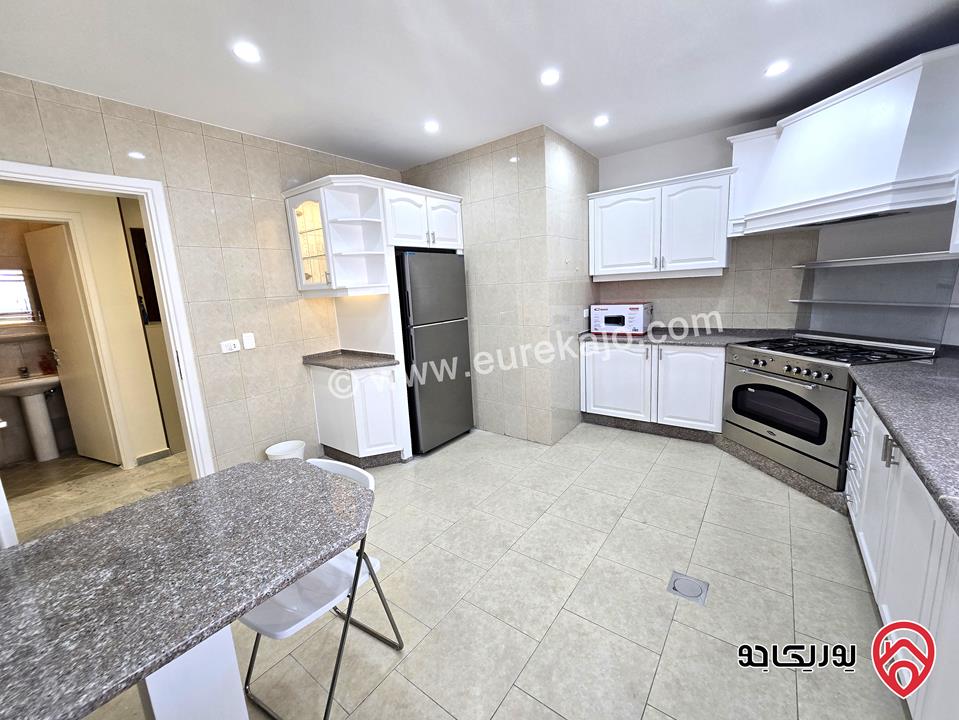 شقة فخمة مفروشة طابق ثالث مساحة 200م للإيجار السنوي في عمان - عبدون الحي الدبلوماسي 