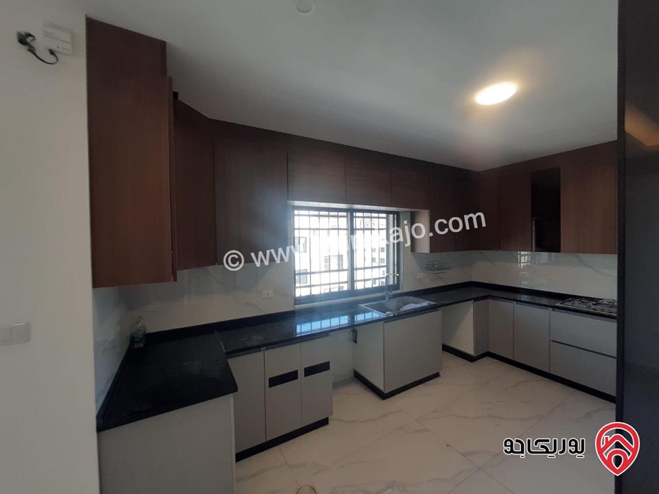 شقة طابق ثالث مساحة 200م مع روف غير مبني 100م للايجار في عمان - تلاع العلي 