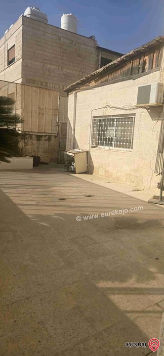 شقة أرضية مساحة 300م داخلي و 170م خارجي للبيع في عمان - ام اذينة