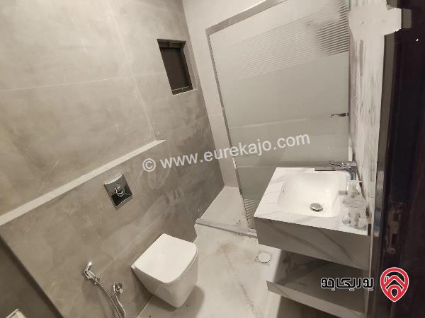 شقة طابق ثالث مع روف مساحة 341م للبيع عمان - ام اذينة مجددة بالكامل