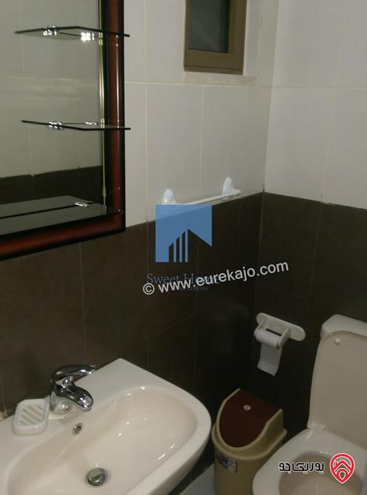 شقة مفروشة فاخرة طابق ثالث 145م مع روف 85م للبيع في عمان - عبدون 