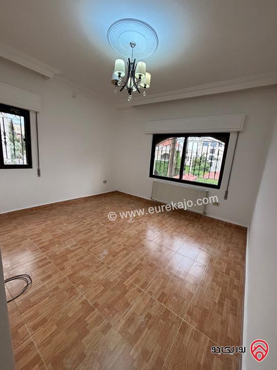 شقة سكنية طابق اول مساحة 242م للبيع في عمان - أم أذينة