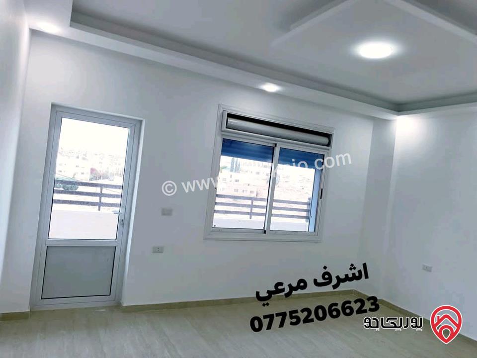 شقة طابق ارضي مساحة 135م مع ترس لم تسكن للبيع في الزرقاء 