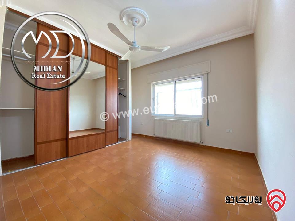 شقة فارغة للايجار طابق أخير مع روف في عمان - خلدا مساحة 300م مع تراسات اطلالة رائعة بسعر مميز جداً