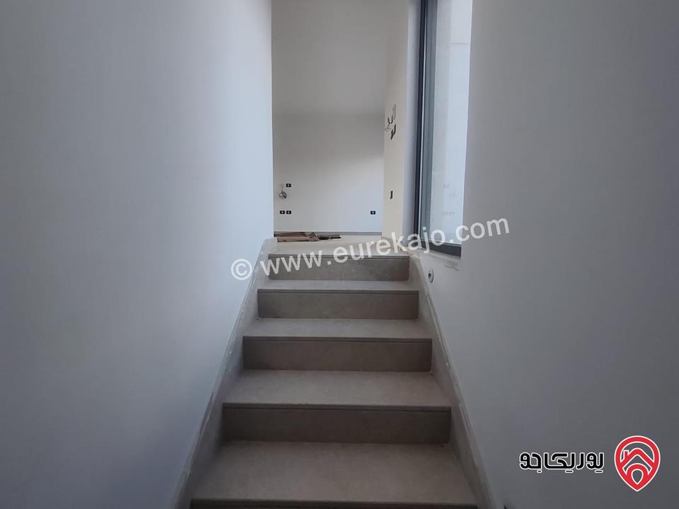 فلل متلاصقة مساحة الارض 250م مساحة البناء 500م للبيع في عمان - عبدون 