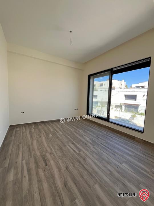 فيلا مساحة 700م على أرض 600م للبيع في عمان - دابوق باطلالة خلابة مع بركة سباحة