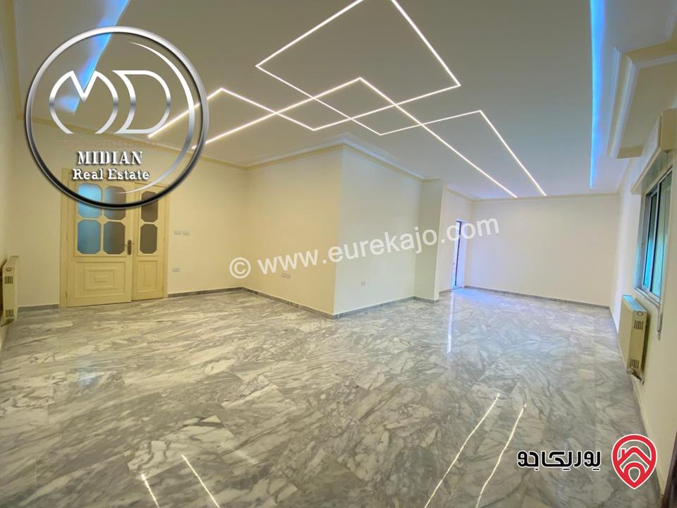 شقة ارضية للبيع في عمان - الجاردنز مساحة 170م مع ترس و حديقة 250م تشطيبات و ديكورات فاخرة بسعر مميز جداً