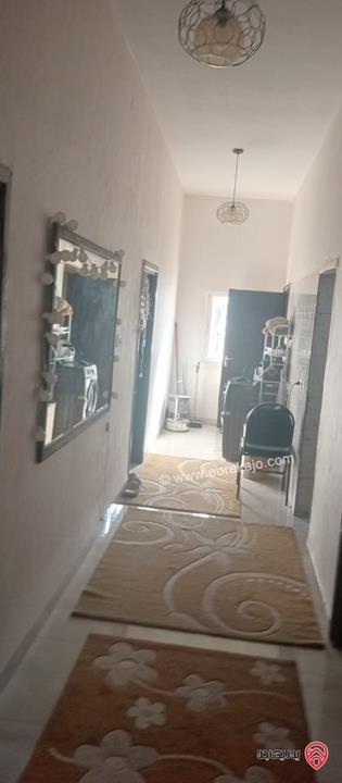 شقة طابق أول مساحة 224م للبيع في الزرقاء حي الامير عبد الله