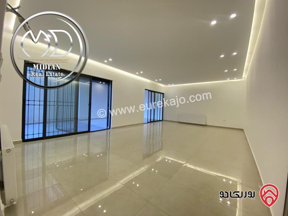 شقة شبه ارضي جديدة للبيع في عمان - الجندويل مساحة 180م مع ترس و حديقة 100م تشطيبات و ديكورات فاخرة بسعر مميز جداً 