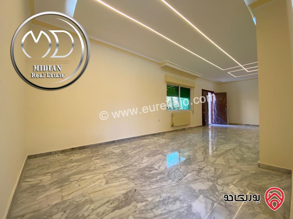 شقة ارضية للبيع في عمان - الجاردنز مساحة 170م مع ترس و حديقة 250م تشطيبات و ديكورات فاخرة بسعر مميز جداً