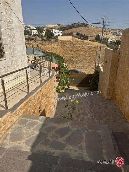 فيلا مستقلة و مميزة مساحة 275م على أرض 724م للبيع في السلط