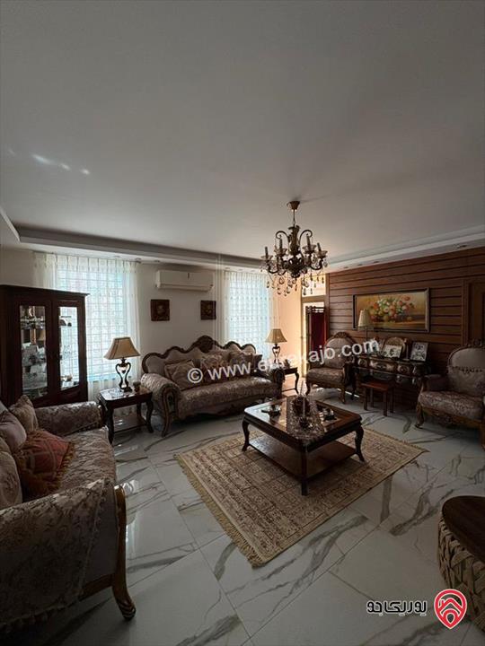 شقة مميزة شبه ارضية مساحة 197م داخلي و 150م خارجي للبيع في عمان - مرج الحمام / الطبقة