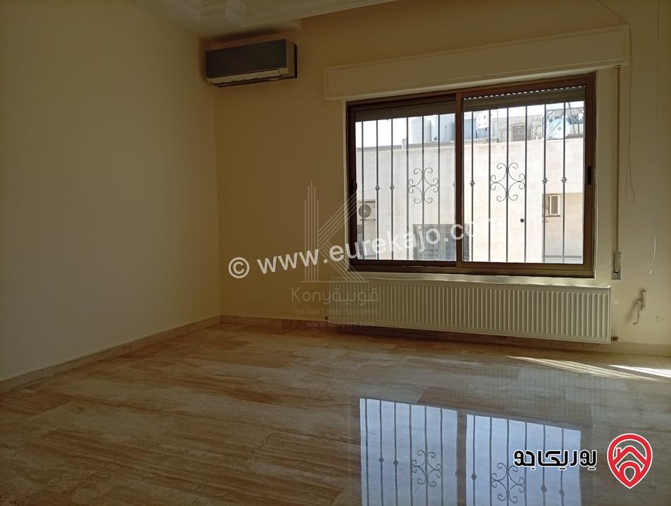 شقة فاخرة طابق اخير مع روف بمساحة داخلية 183م ومساحة الروف 140م للبيع في عمان - خلدا