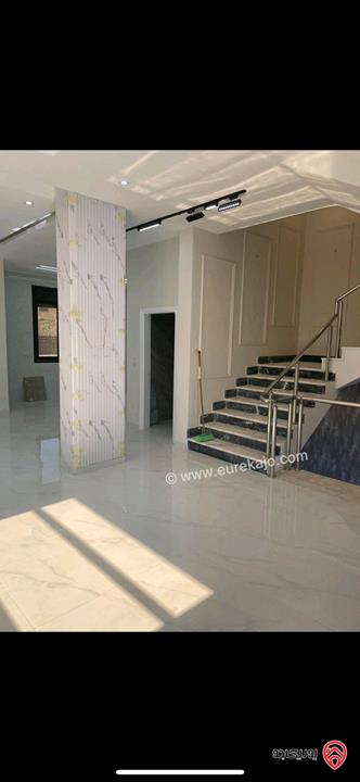 فلل متلاصقة عدد 2 مساحة كل فيلا 400م للبيع في اربد شرق صالة السفير 