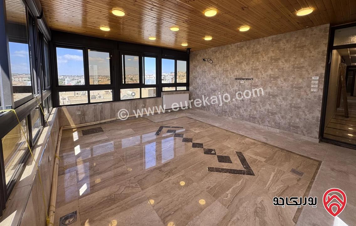شقة فاخرة طابق ثالث مع روف مساحة 405م للبيع في عمان - خلدا