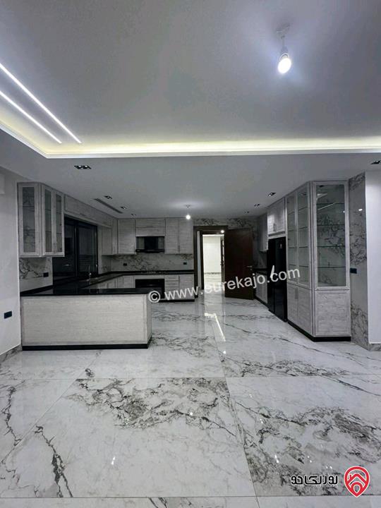 شقة سوبر ديلوكس فاخرة طابق شبه ارضي مساحة 190م داخلي و 70م خارجي للايجار في عمان - دير غبار 