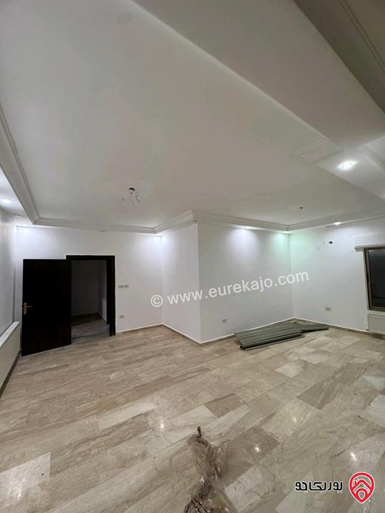 شقة فارغة طابق أرضي معلق مساحة 130م للإيجار في عمان - ام السماق 