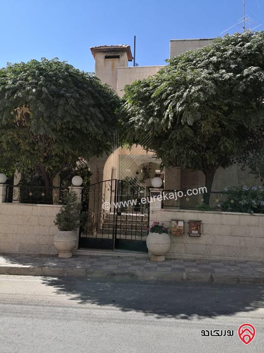 فيلا مستقلة مميزة مساحة 1180م على أرض 949م للبيع في عمان - ام اذينة