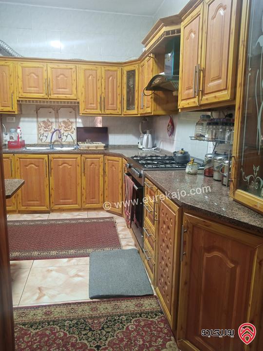 شقتين في عمارة من ثلاث طوابق كل طابق شقة واحدة فقط  مساحة الأرض 250 متر مربع و مساحة كل طابق 150م في قوشان واحد كل شقة ساعة كهرباء منفصلة و المياه الشقتين ساعة وحدة للبيع في عمان - ابو نصير 