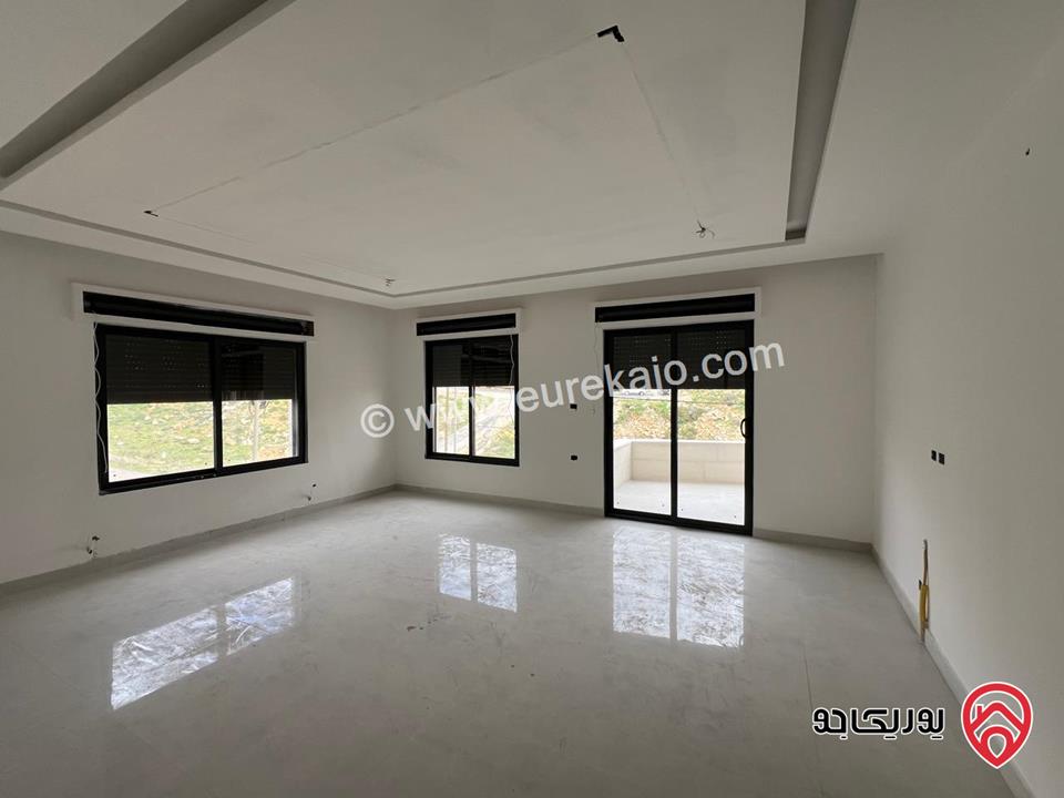 شقة طابقية جديدة ارضية مساحة 231م داخلي و90م ترسات وكراج سيارة خاص للبيع في عمان - الجبيهة - حي المنصور