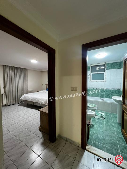 شقة مفروشة مع مسبح شبه ارضية مساحة 200م داخلي و 100م خارجي للايجار في عمان - عبدون