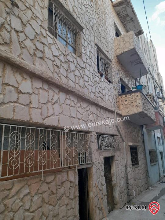 عمارة مساحة الارض 181م مكونة من خمس شقق ومخزنين للبيع في الزرقاء - الوسط التجاري