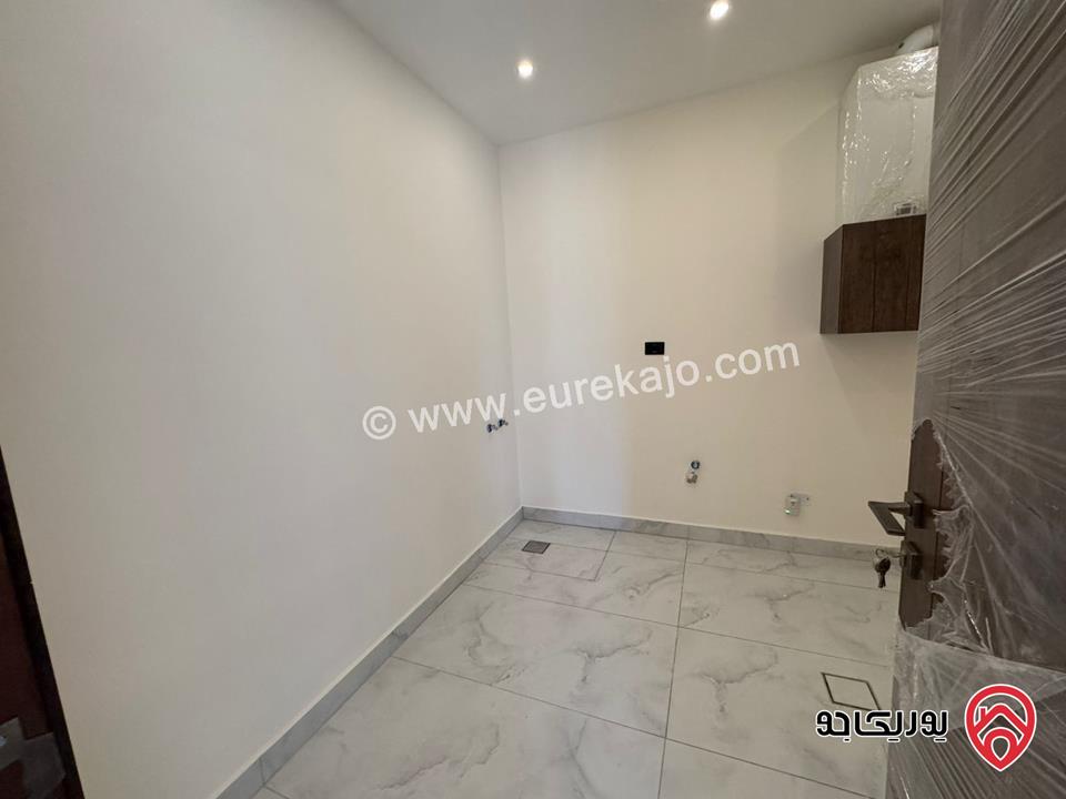 شقة للبيع في عمان - مرج الحمام / طريق المطار طابق ارضي مساحة البناء 230م ومساحة الترس 30