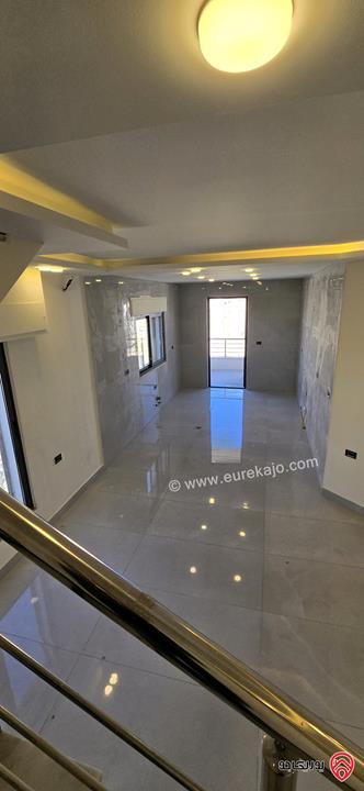 شقة طابق اخير مع روف مساحة 194م للبيع في عمان - الجندويل 