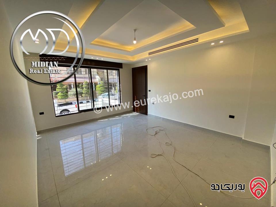 شقة أرضية للبيع في عمان - الرابية مساحة 220م مع ترس و حديقة 200م تشطيبات ديكورات سوبر ديلوكس جديدة لم يسكن