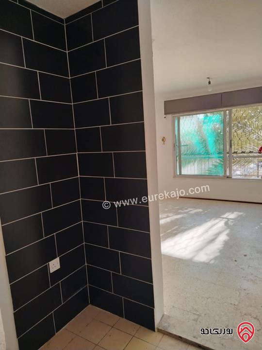 شقة طابق ثاني فني مساحة 60م للايجار في اربد بجانب كلية بنات اربد غرفتين نوم وصالة ومطبخ وحمام