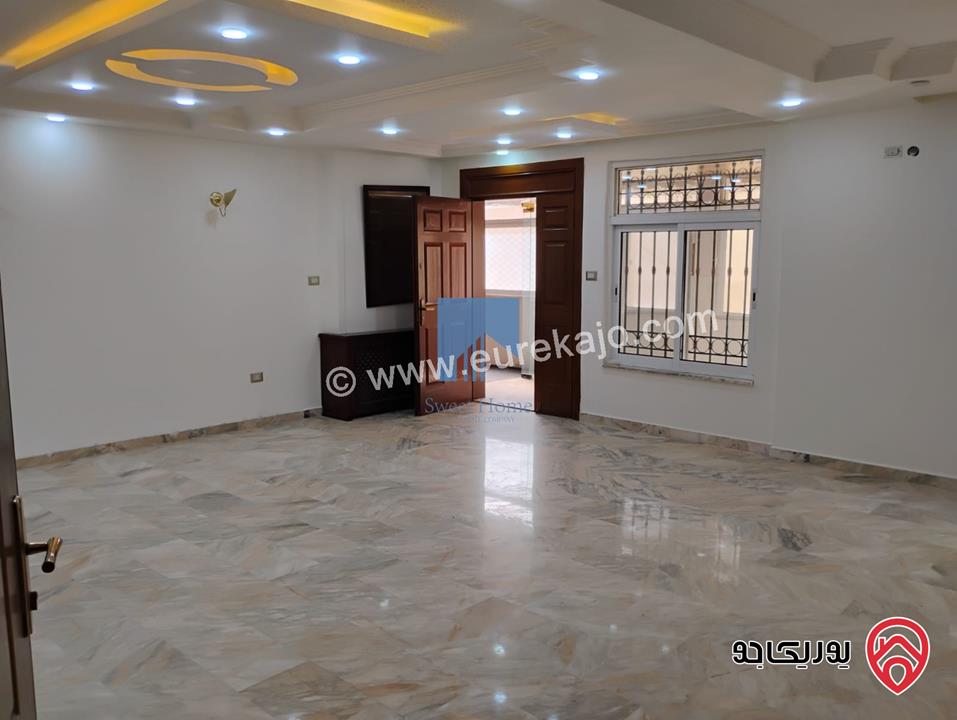 شقة أرضية مساحة 225م مع حديقة وترسات 100م تشطيب سوبر ديلوكس للبيع في عمان - خلدا