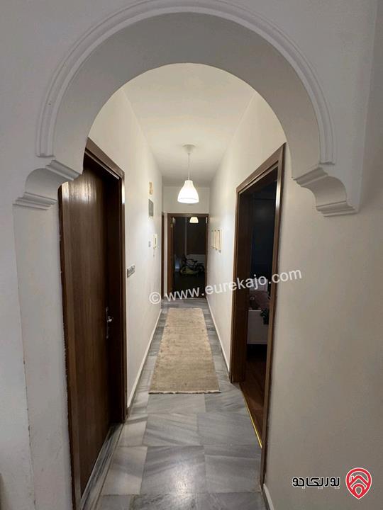 شقة شبه أرضية مساحة 126م داخلي و 100م خارجي للبيع مفروشة في عمان - الجندويل