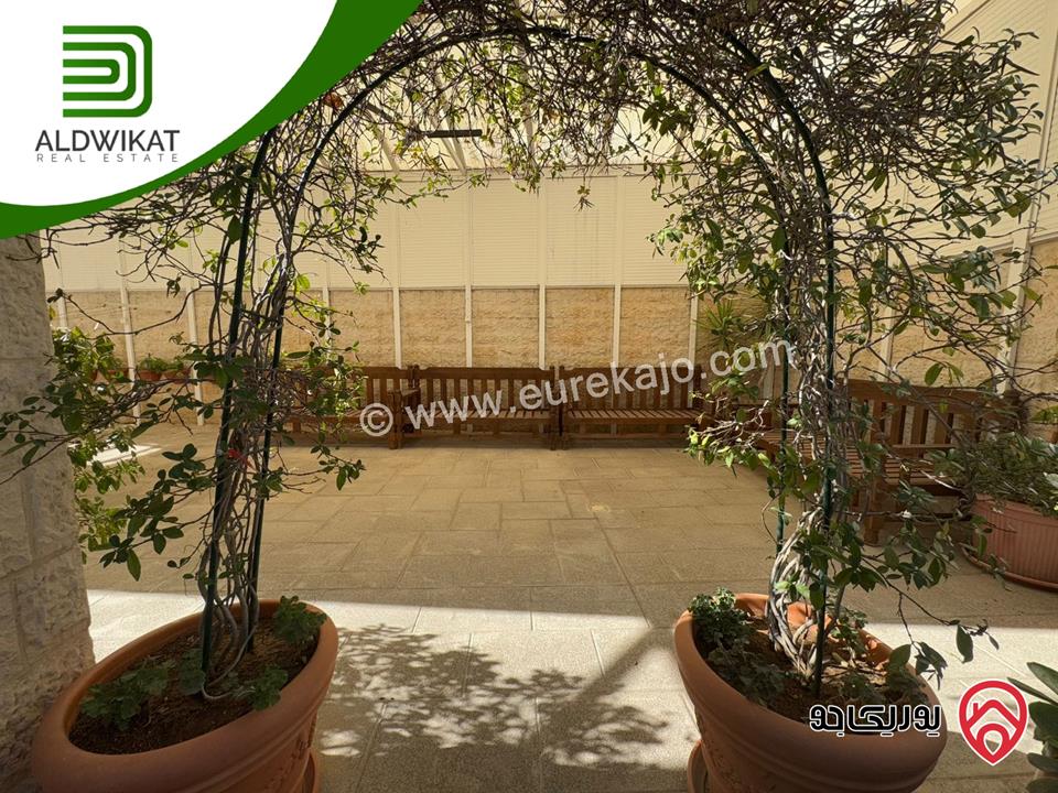 فيلا مساحة الارض 760م ومساحة البناء 800م ومساحة الحديقة 400م للبيع في عمان - الجبيهة/ خلف الجامعة الاردنية
