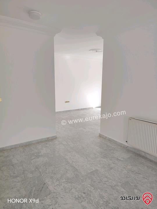 شقة طابق ثالث مساحة 165م للإبحار في عمان - ام السماق بالقرب من مكة مول 