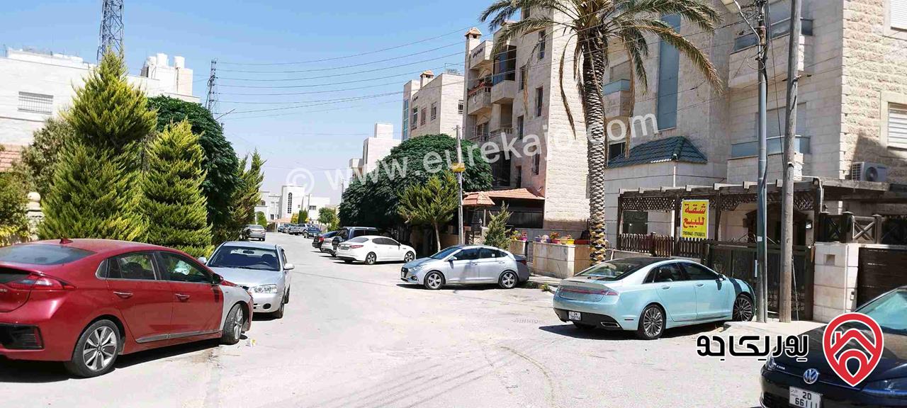 شقة ارضية مساحة 140م مع تراس 50م وكراج خاص مفروشة للايجار في عمان - الجبيهة حي المخابرات 