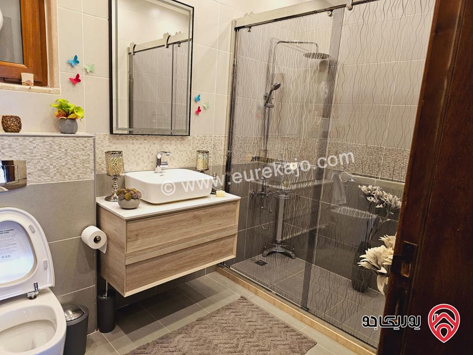 شقة سوبر ديلوكس مساحة 273م طابق أرضي مع مساحة خارجية 90م للبيع مفروشة في الجبيهة 