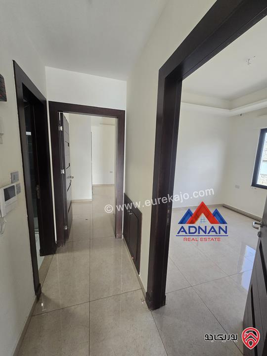 شقه فارغة مساحة 100م طابق ثالث للإيجار في عمان - الرابية