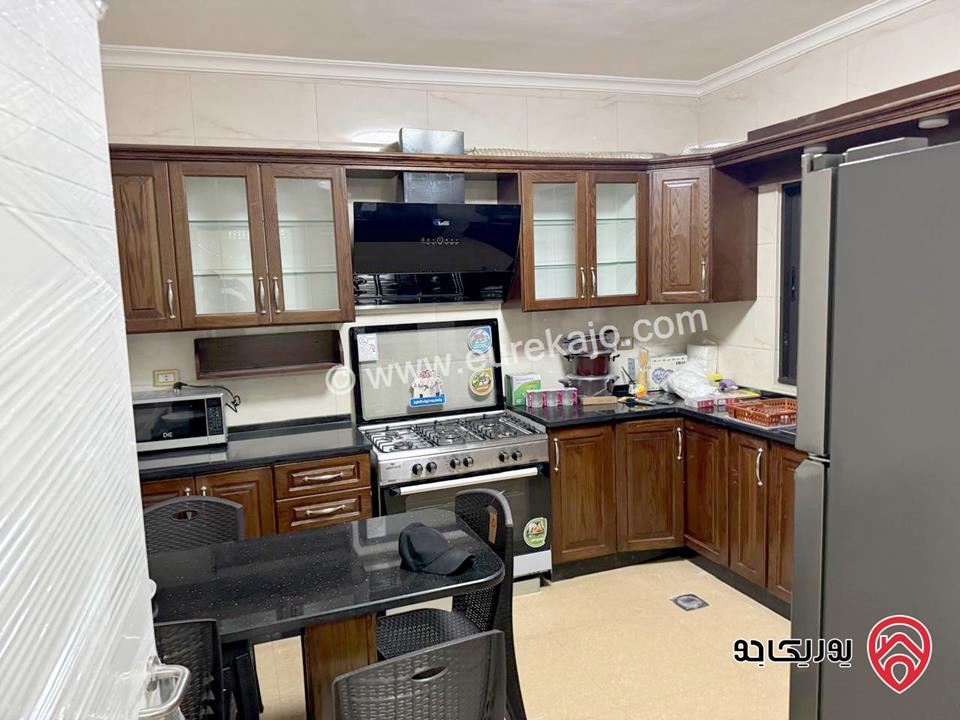 شقة ارضية مفروشة مساحة 180م داخلي و 50م خارجي تراس ومدخل خاص للإيجار في عمان - الرابية 